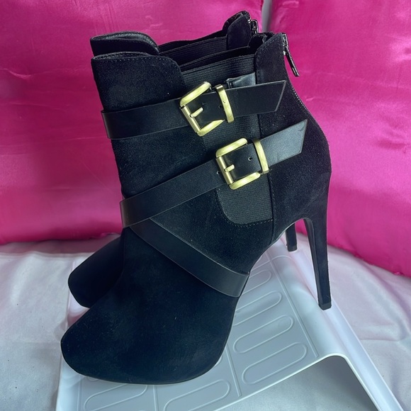 (E2) Charles David black suede heeled ankle boots with gold buckle detail Sz 8.5 - Picture 3 of 10